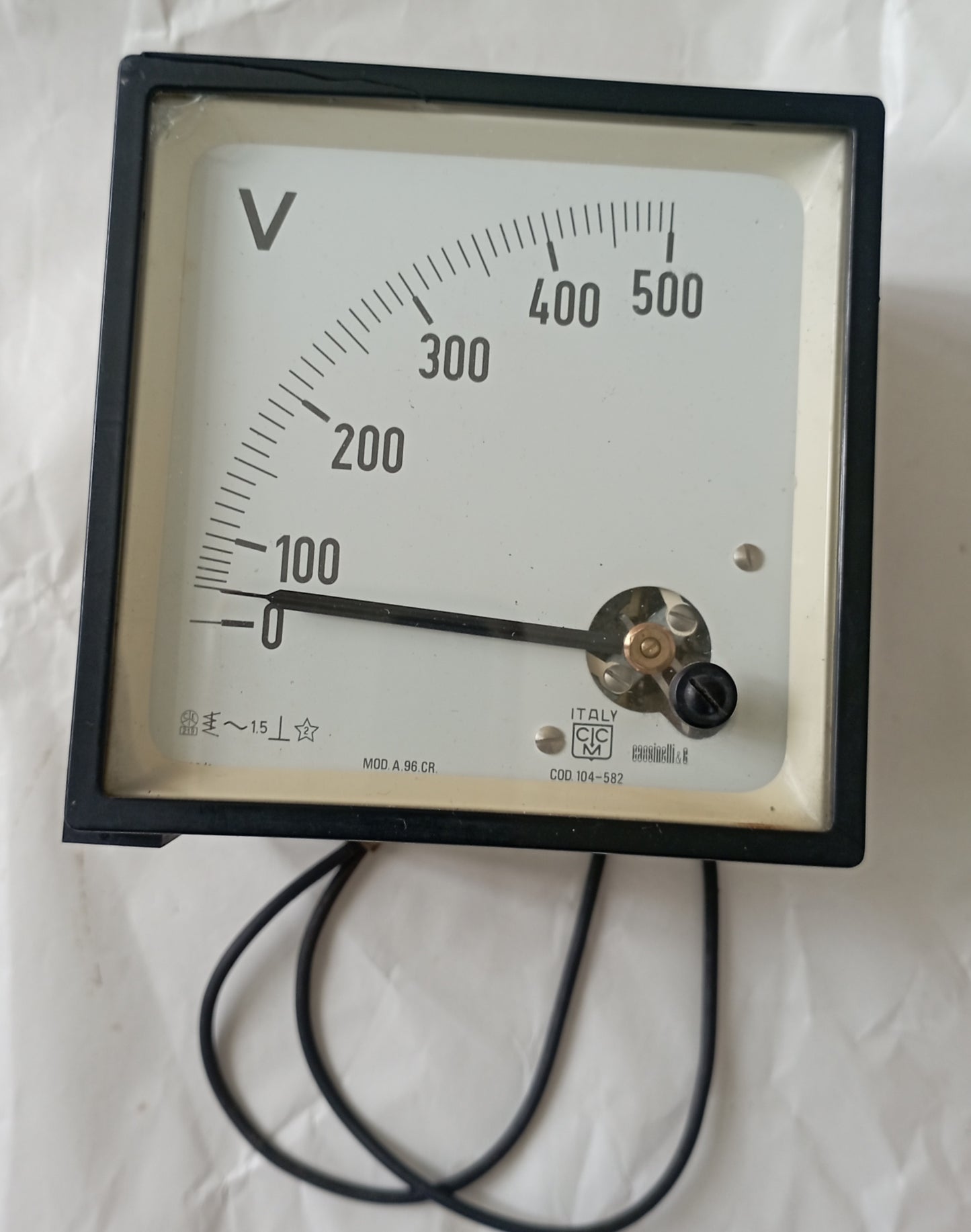 Voltmetro analogico usato con Puntatore da 0 a 500