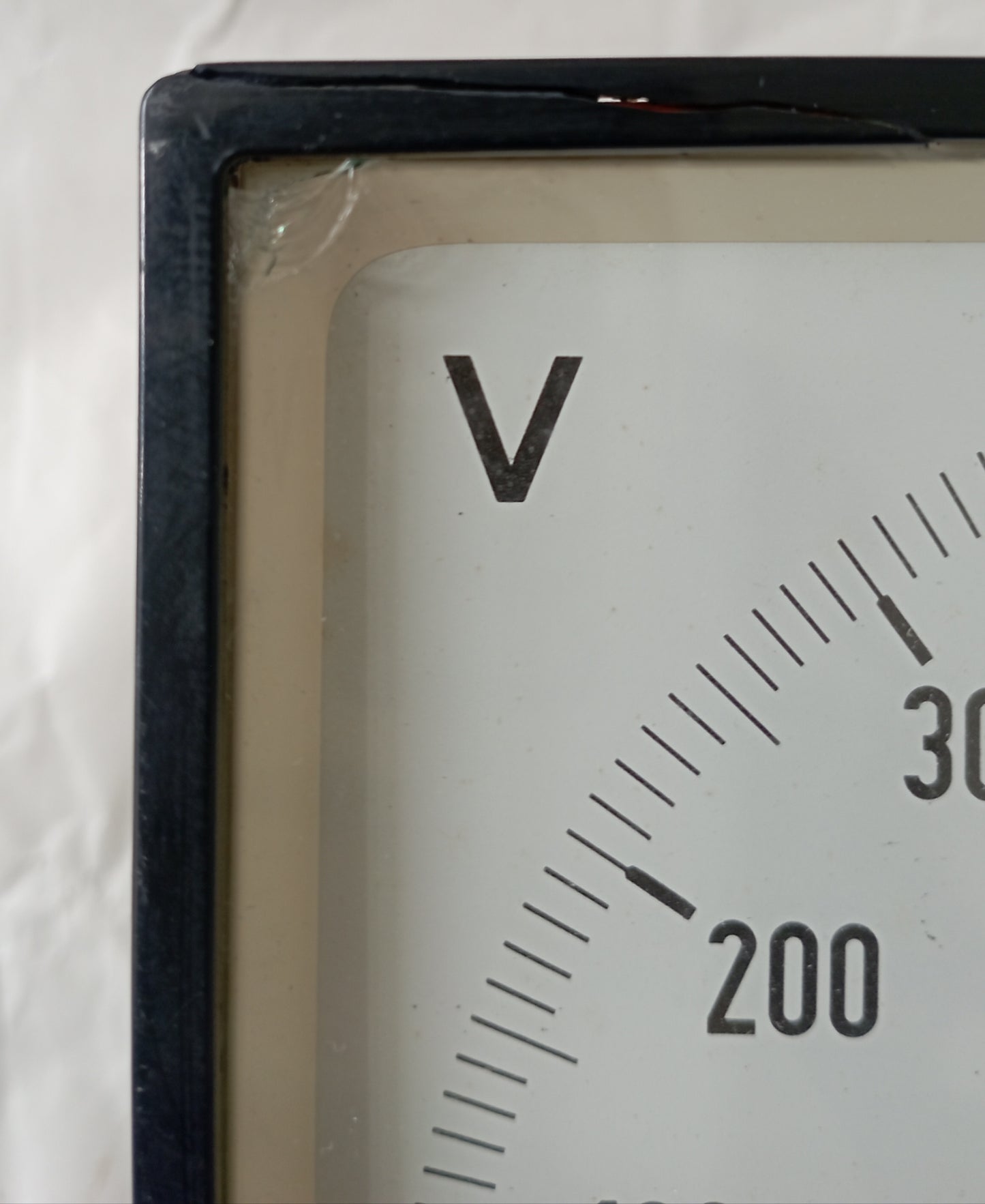 Voltmetro analogico usato con Puntatore da 0 a 500