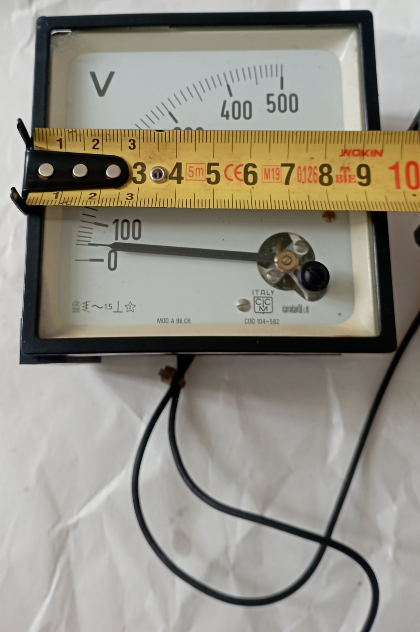 Voltmetro analogico usato con Puntatore da 0 a 500