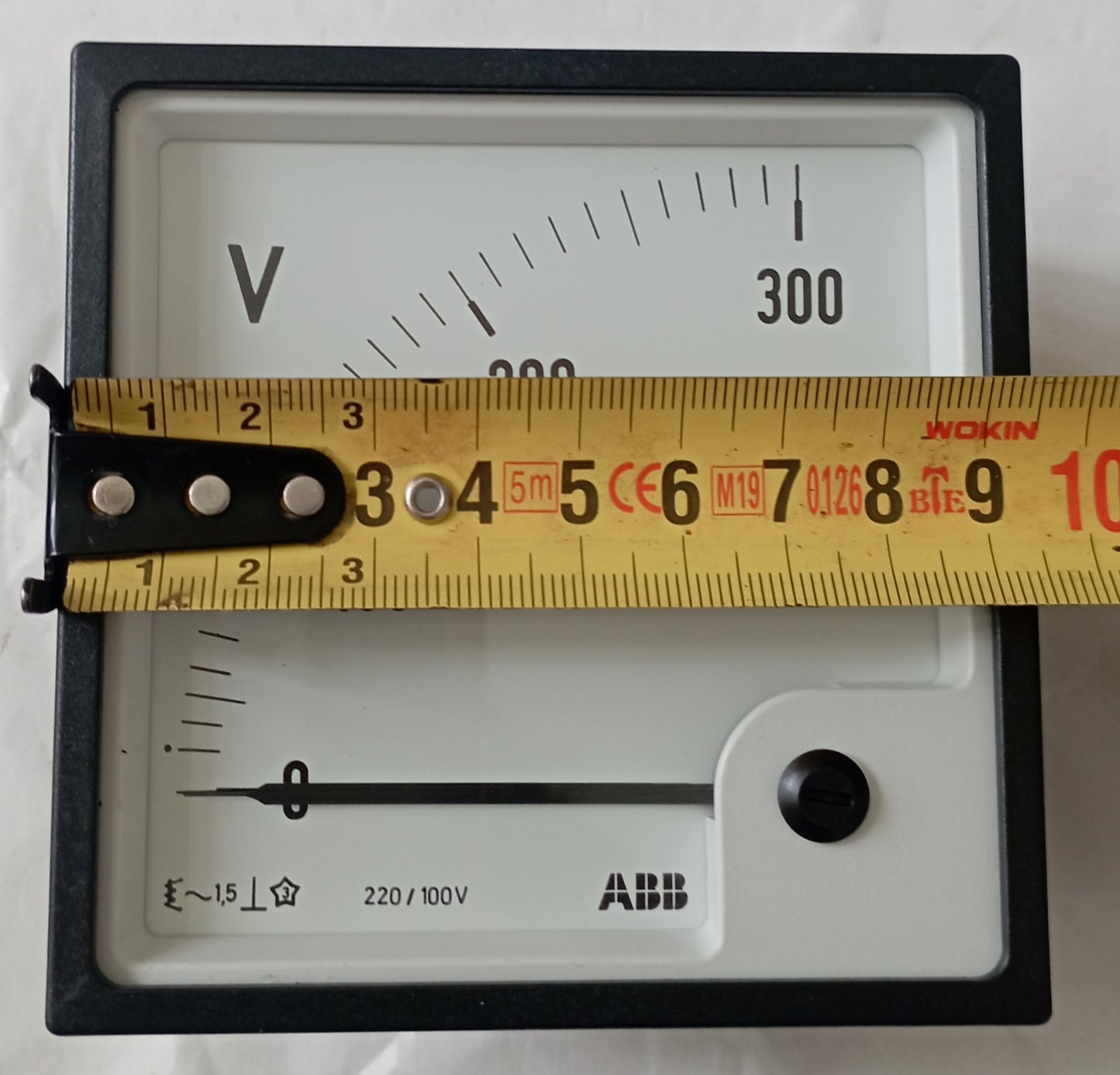Voltmetro analogico nuovo, ABB con Puntatore da 0 a 300