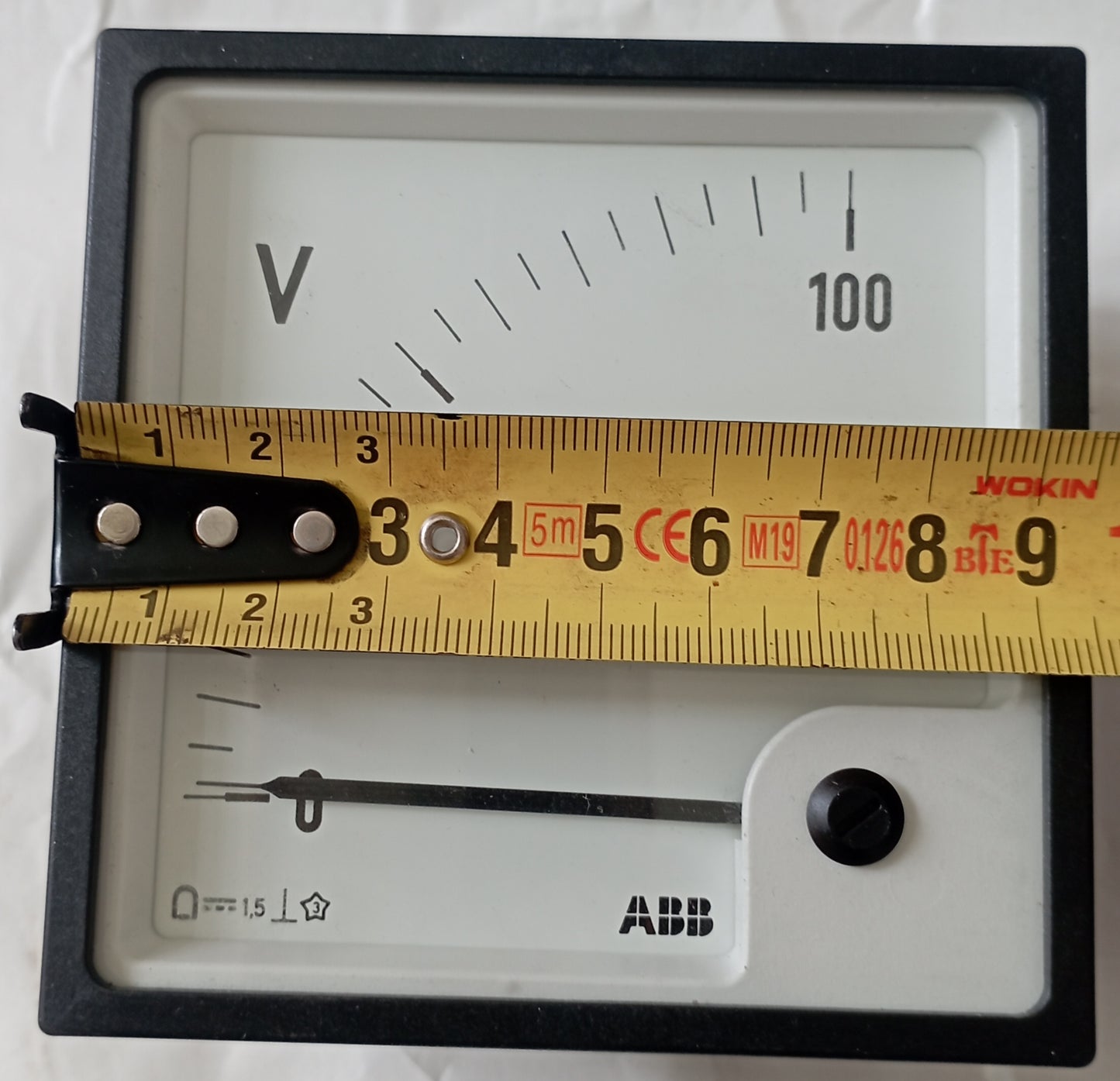 Voltmetro analogico nuovo, ABB con Puntatore da 0 a 100