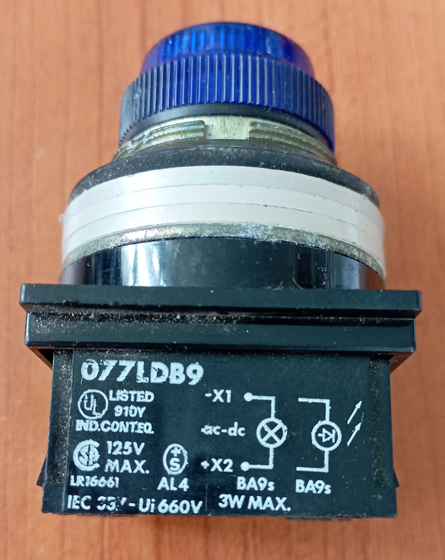 Cema 077 077LDB9 125V 3W max
Colore blu