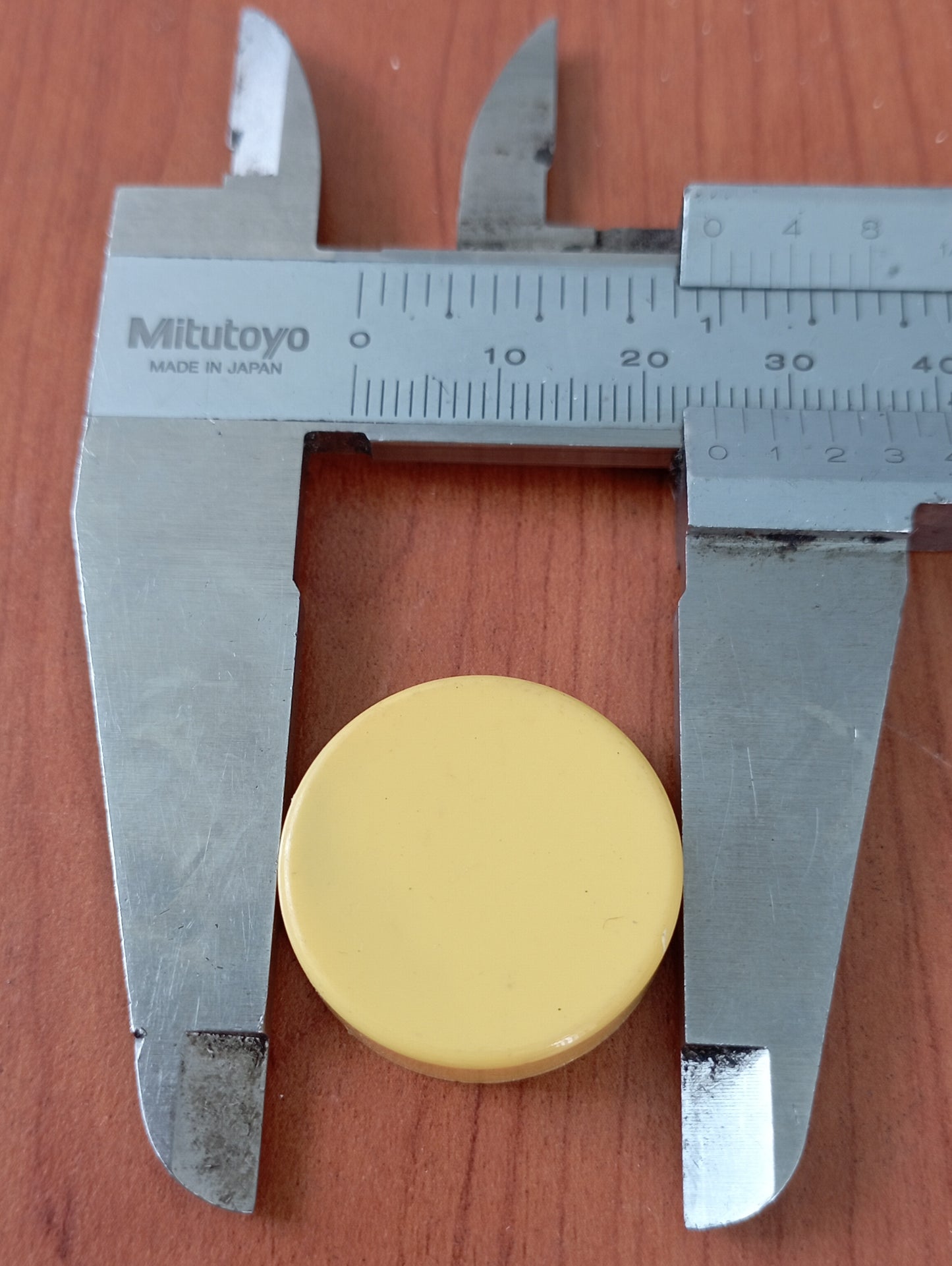 Bottone giallo, senza guardia marchio CEMA