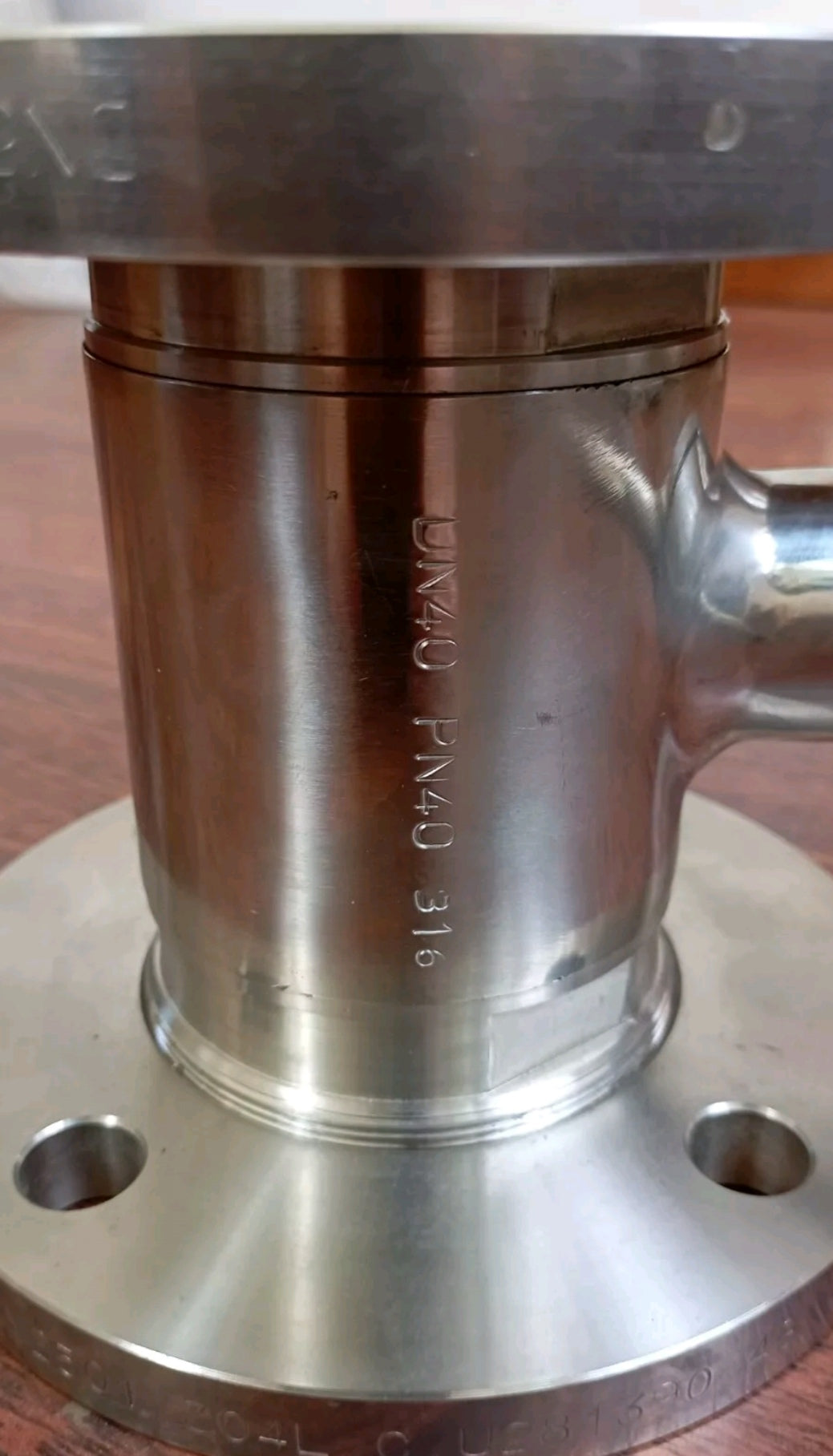 Valvola a sfera flangiata per gas in  acciaio inox aisi 316 DN40 PN40 con flange girevoli DN50 PN6 con leva per apertura e chiusura.