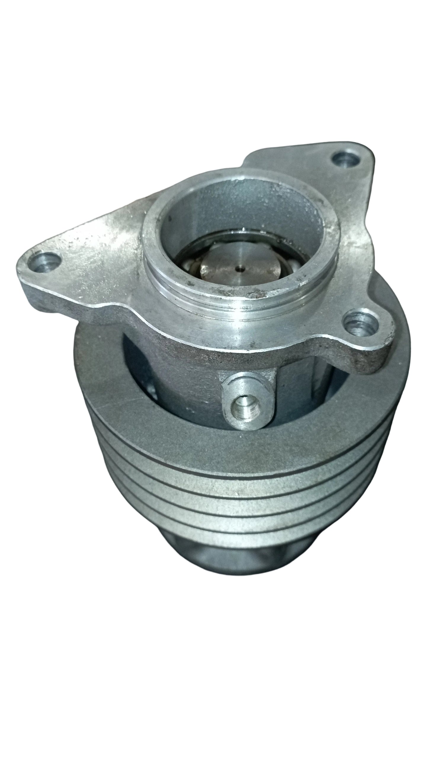 Puleggia comando ventola alternatore motore Isotta Fraschini L 1306 T3TE, comprensiva di albero, cuscinetto e supporto attacco.