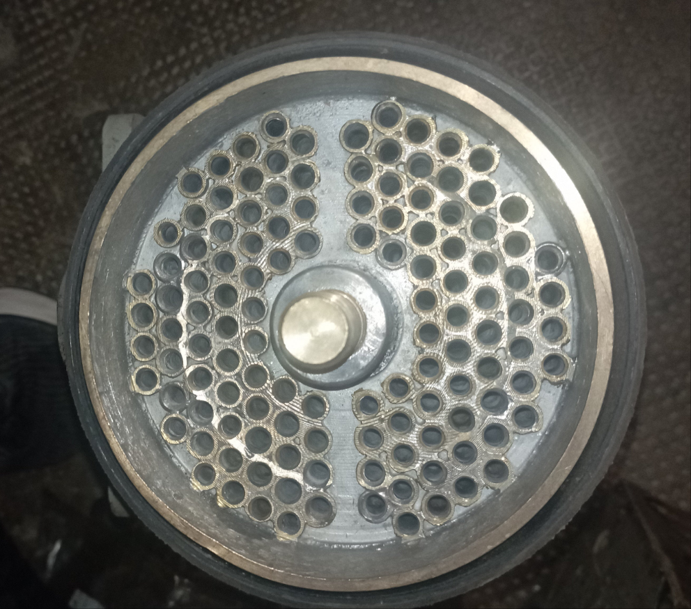 Fascio tubiero/scambiatore di calore comprensivo di cassa alloggio refrigerante e coperchi in bronzo