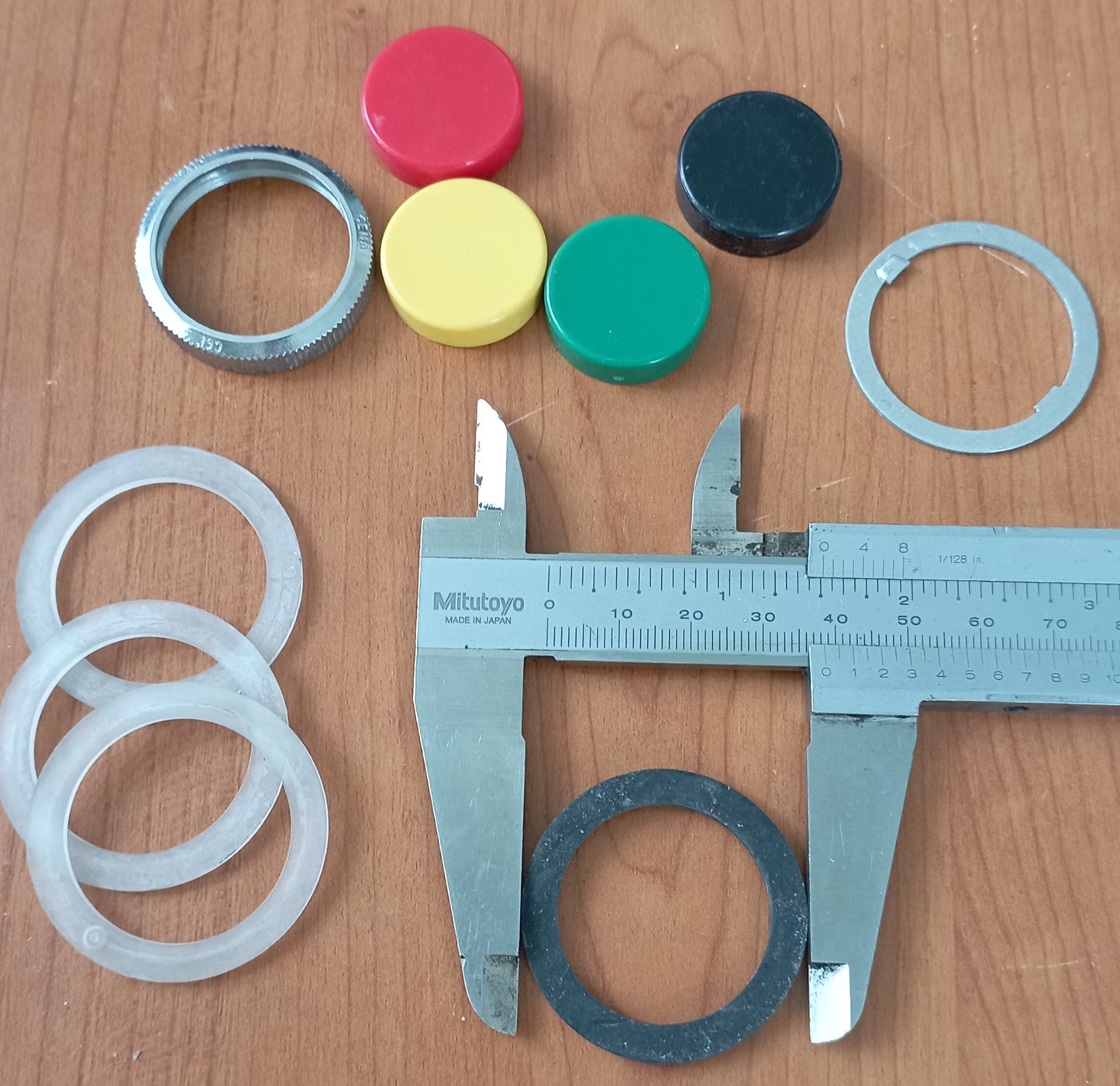 Corredo ghiera bassa, bottoni nero, rosso, verde, giallo marchio CEMA.