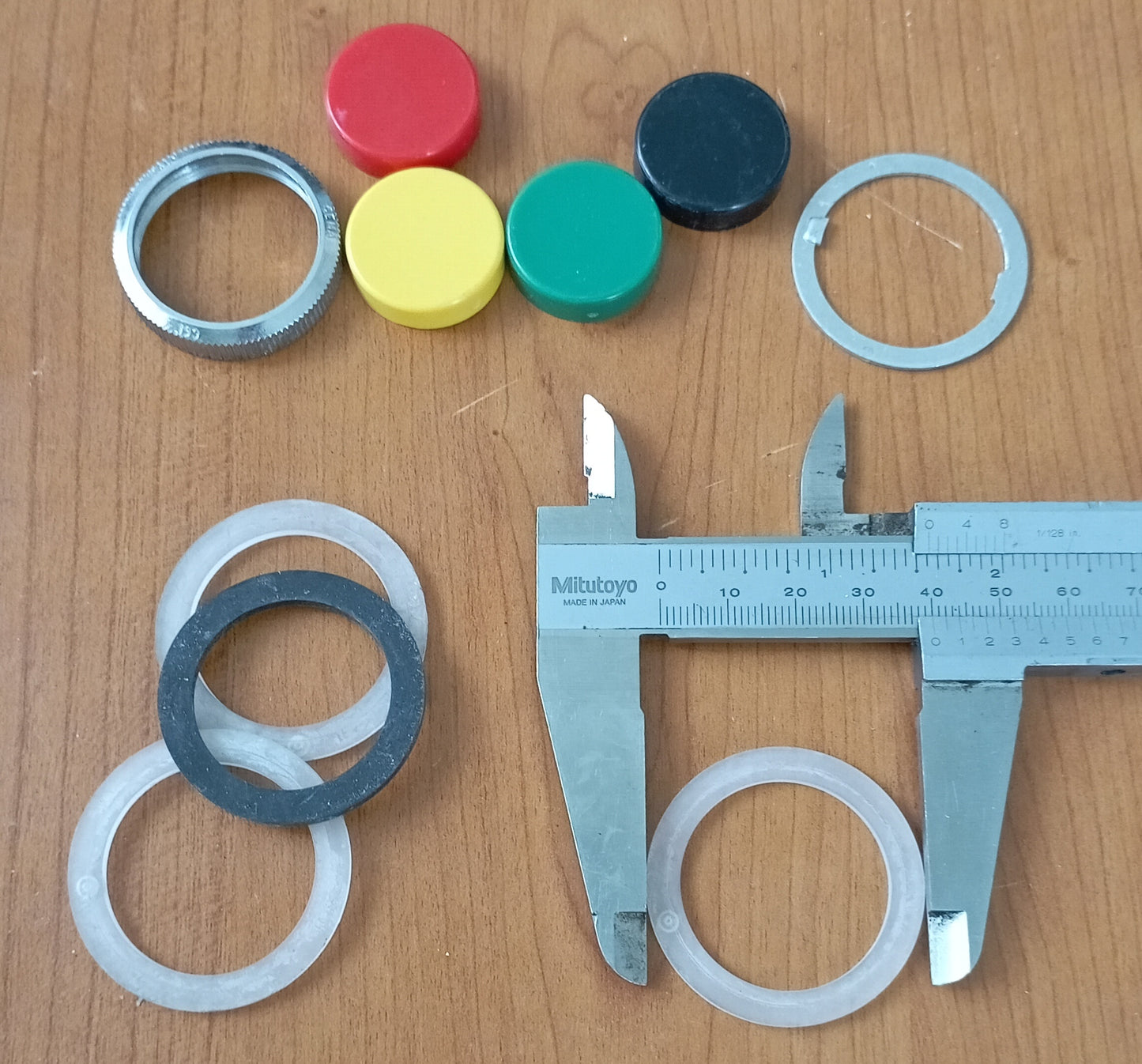 Corredo ghiera bassa, bottoni nero, rosso, verde, giallo marchio CEMA.