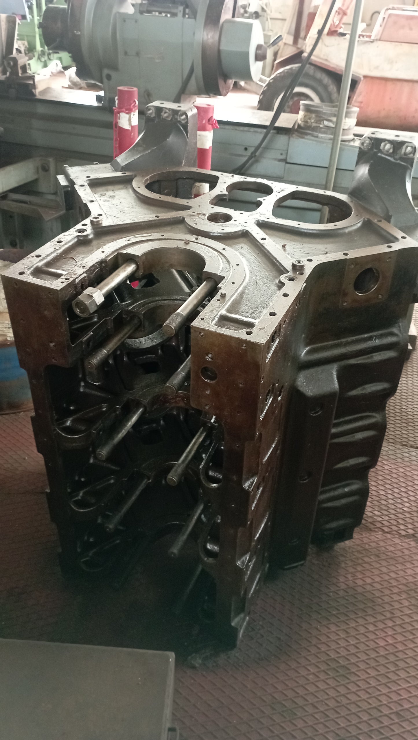 Incastellatura (monoblocco) motori Isotta Fraschini serie ID36 6 cilindri