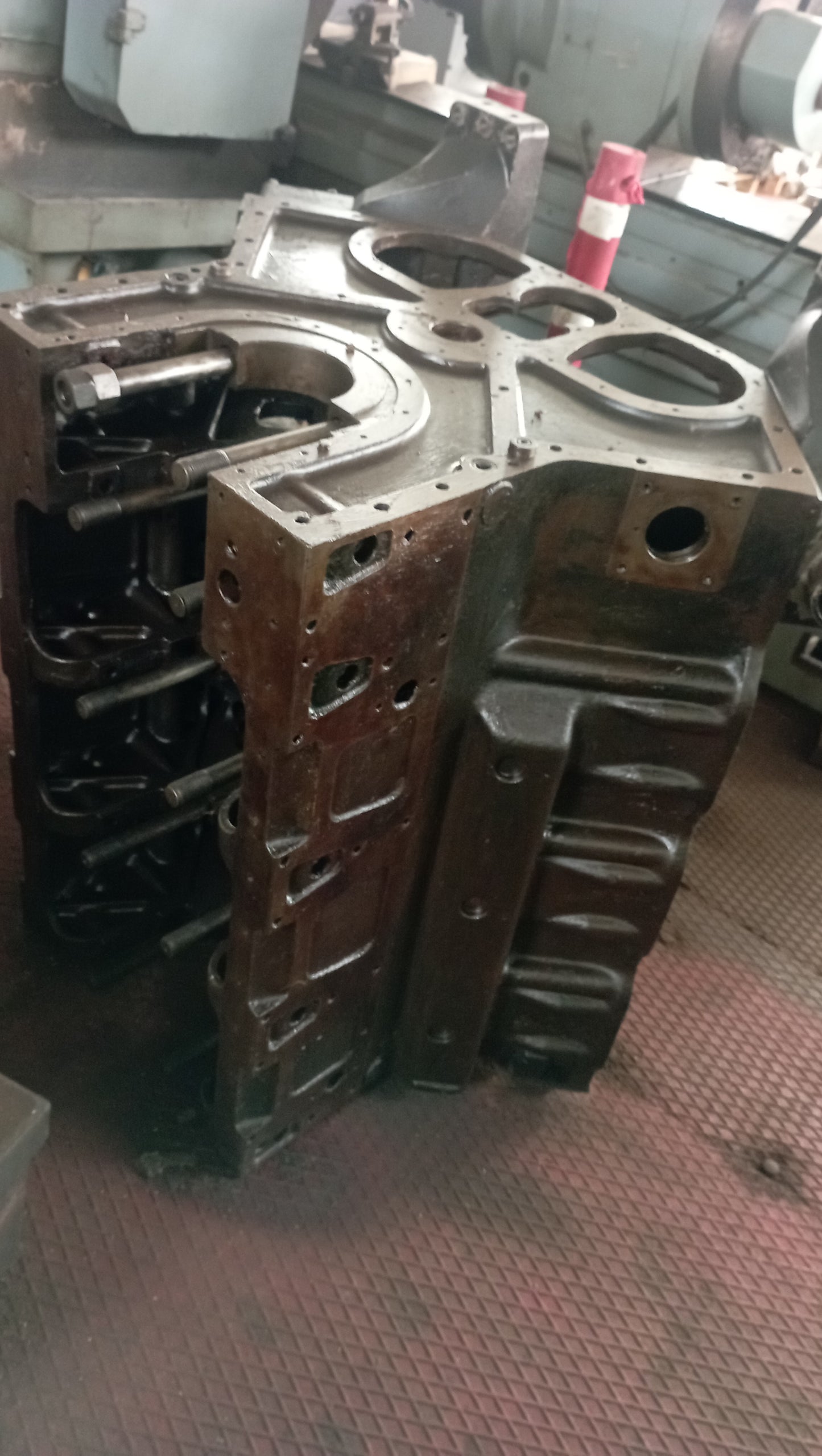 Incastellatura (monoblocco) motori Isotta Fraschini serie ID36 6 cilindri
