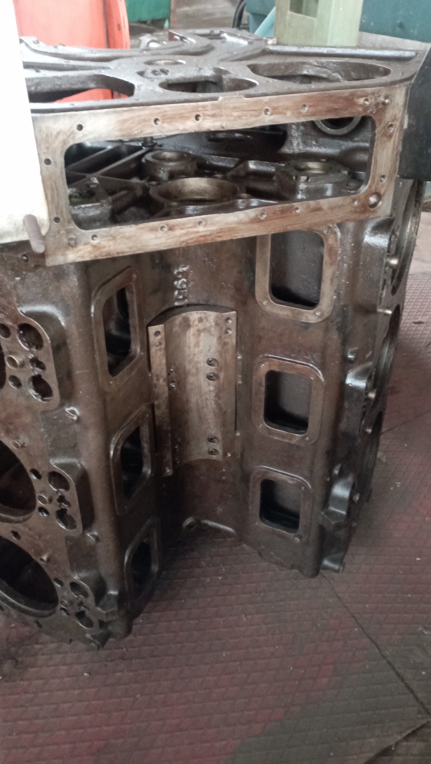 Incastellatura (monoblocco) motori Isotta Fraschini serie ID36 6 cilindri