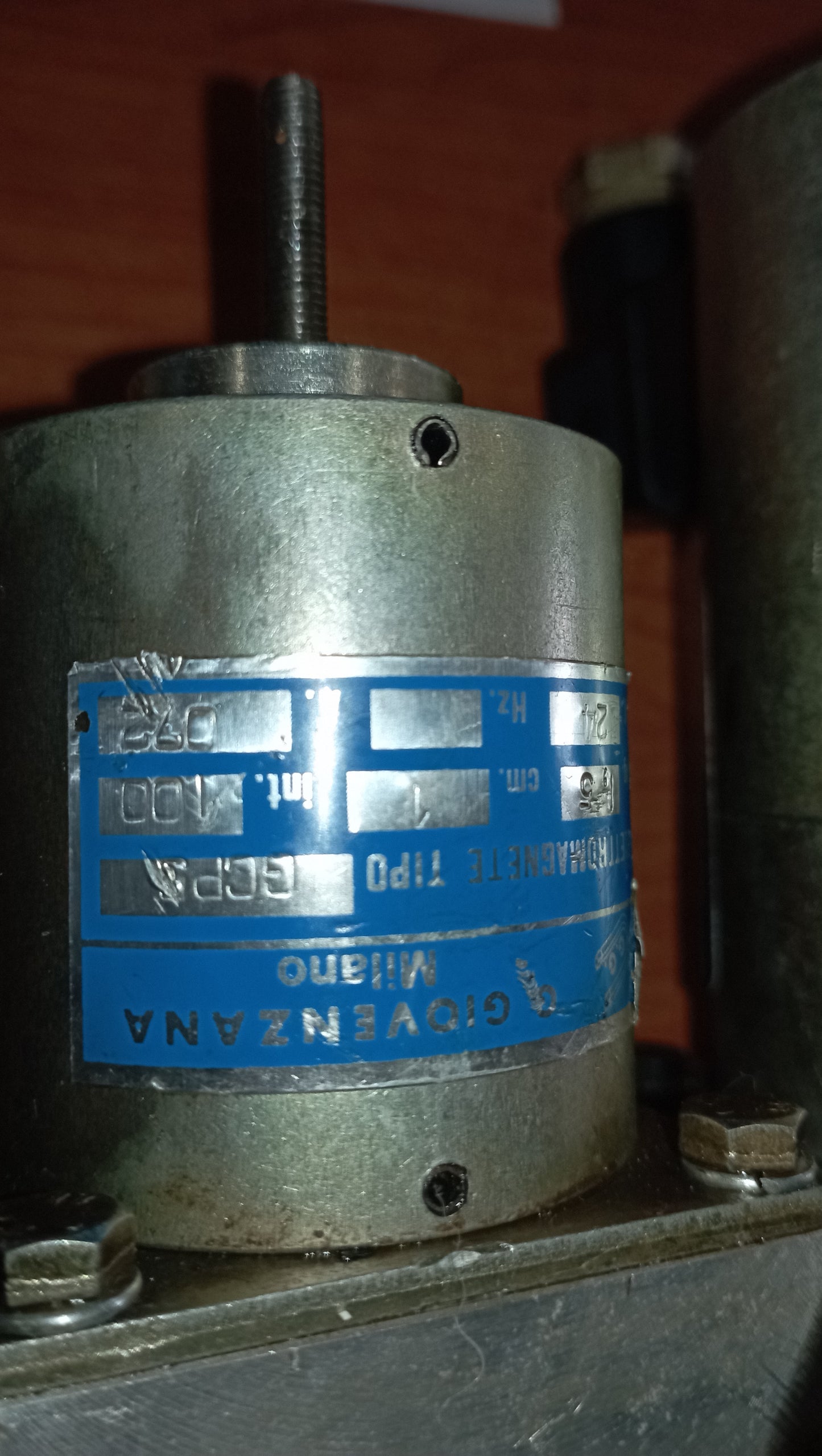 Elettromagnete industriale composto da ELETTROMAGNETE TIPO P7 e ELETTROMAGNETE TIPO GCP 5 Volts 24