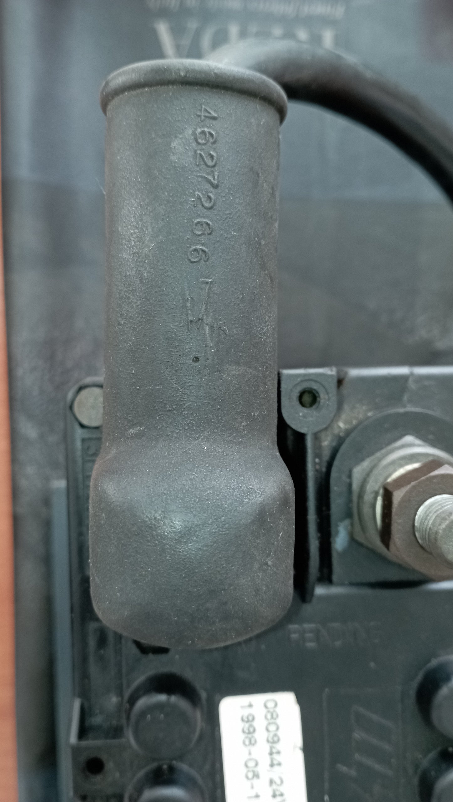 Interruttore sezionatore batteria elettrico, comprensivo di basetta di appoggio.